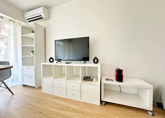 50 From The Beaches Pretty In The Center Of Juan Les Pins Appartement